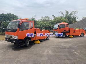 廣西公路管理局程站長與我司共同努力，開發(fā)出了一款GQ-1800E型自行式路面清掃機	