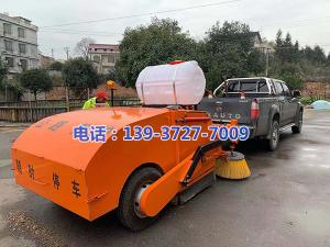 湖南省婁底市雙峰縣公路局養(yǎng)護中心彭站長與河南都市機械設(shè)備有限公司工程師喬主任,實地研究，精心設(shè)計制作了一款新型的皮卡車式道路清掃車