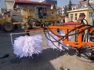 2020年11月11日山西省晉中市昔陽(yáng)縣公路管理段與河南都市機(jī)械設(shè)備有限公司合作，在宋段長(zhǎng)王隊(duì)長(zhǎng)凌師傅的精心安排指導(dǎo)下與喬主任祝師傅的積極努力，成功研制出了加寬雙護(hù)欄板600mm護(hù)欄清洗機(jī)